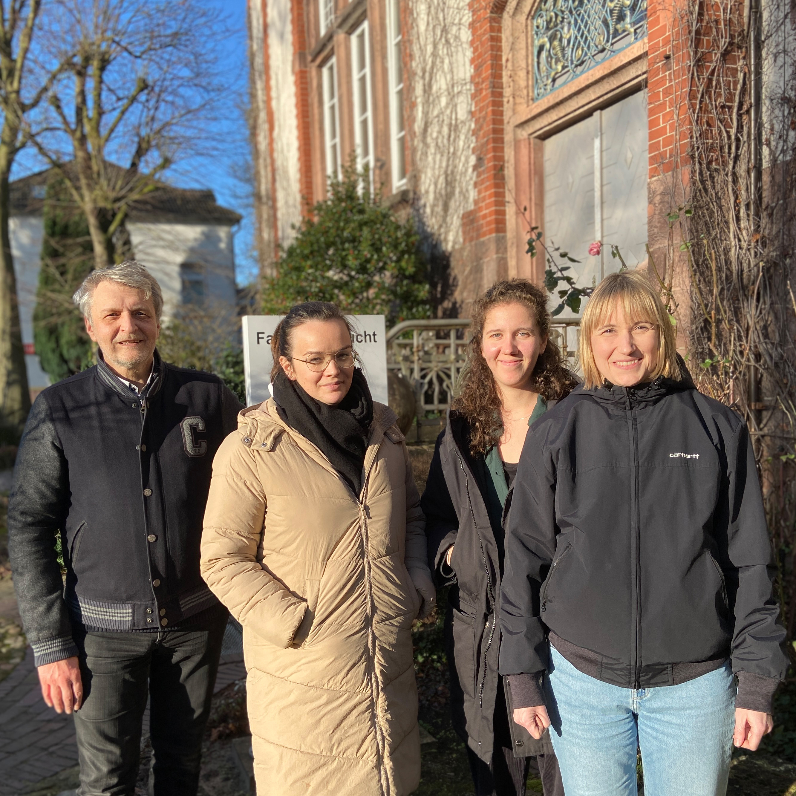 Thomas Kutschka (von links, WiO), Stella Kiewning (Wohnraumsicherung U-25), Hannah Schober(WiO) und Friederike Gerdes(WiO) freue sich über die neuen Räumlichkeiten. Auf dem Foto fehlt Maria Mählmann. Foto: Kerstin Kempermann